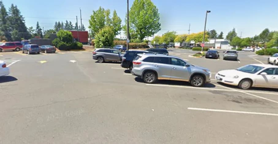 Parking at the Sandy clinic, photo 2