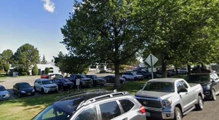 Parking at The Dalles clinic, photo 2